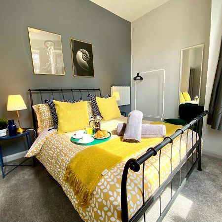 Trendy Stylish Apartment! - 5 Minute Walk To The Best Beach! - Great Location - Parking - Fast Wifi - Smart Tv - Newly Decorated - Sleeps Up To 6! Close To Bournemouth & Poole Town Centre & Sandbanks Exterior foto