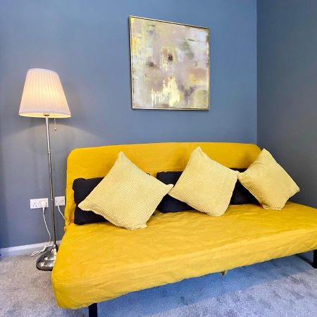 Trendy Stylish Apartment! - 5 Minute Walk To The Best Beach! - Great Location - Parking - Fast Wifi - Smart Tv - Newly Decorated - Sleeps Up To 6! Close To Bournemouth & Poole Town Centre & Sandbanks Exterior foto