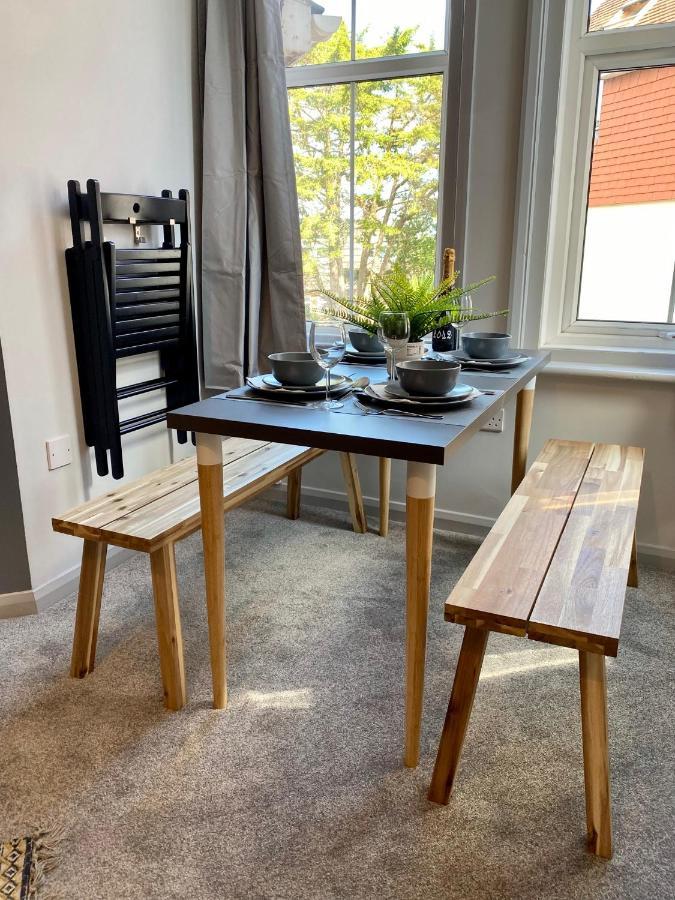 Trendy Stylish Apartment! - 5 Minute Walk To The Best Beach! - Great Location - Parking - Fast Wifi - Smart Tv - Newly Decorated - Sleeps Up To 6! Close To Bournemouth & Poole Town Centre & Sandbanks Exterior foto