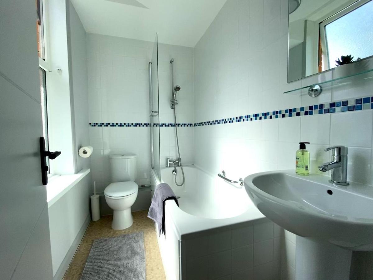 Trendy Stylish Apartment! - 5 Minute Walk To The Best Beach! - Great Location - Parking - Fast Wifi - Smart Tv - Newly Decorated - Sleeps Up To 6! Close To Bournemouth & Poole Town Centre & Sandbanks Exterior foto