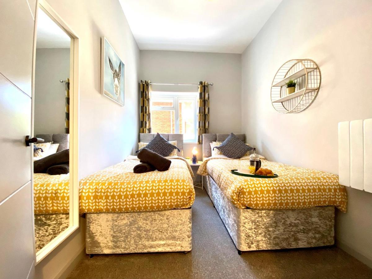 Trendy Stylish Apartment! - 5 Minute Walk To The Best Beach! - Great Location - Parking - Fast Wifi - Smart Tv - Newly Decorated - Sleeps Up To 6! Close To Bournemouth & Poole Town Centre & Sandbanks Exterior foto